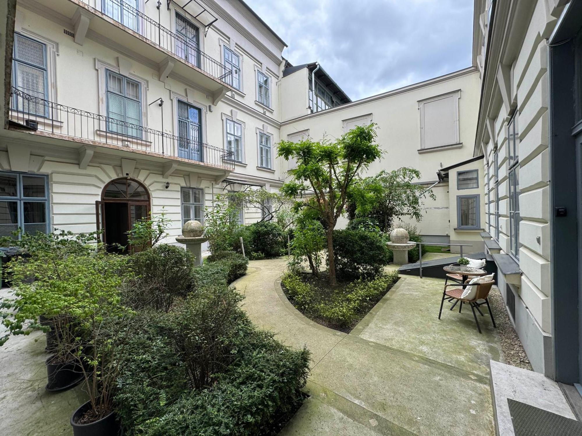 Hidden Gem With Terrace On The Andrassy Fashion Road Apartmán